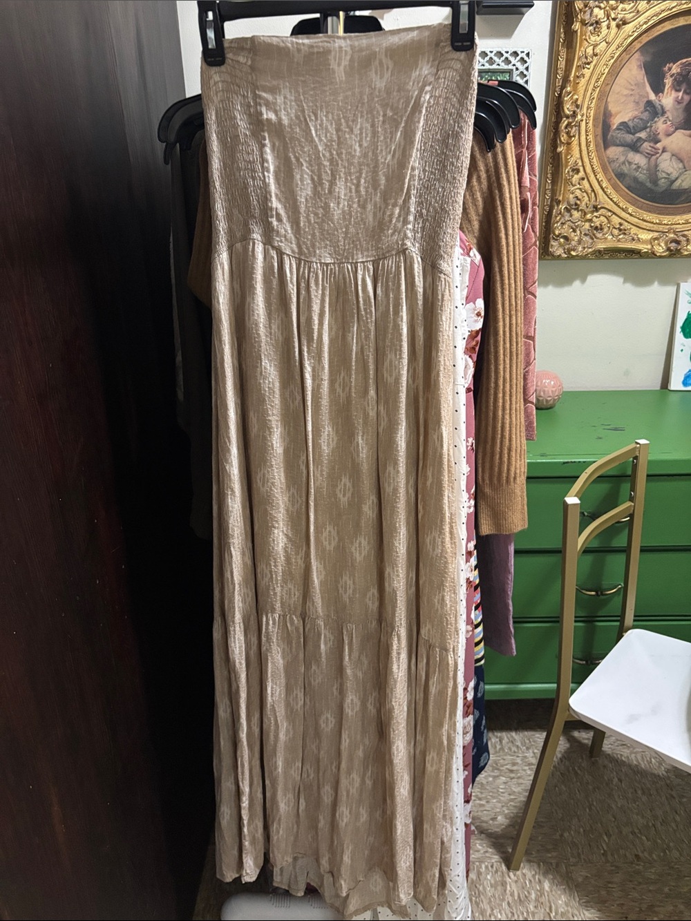 Universal Threads - Picture 1 of 4